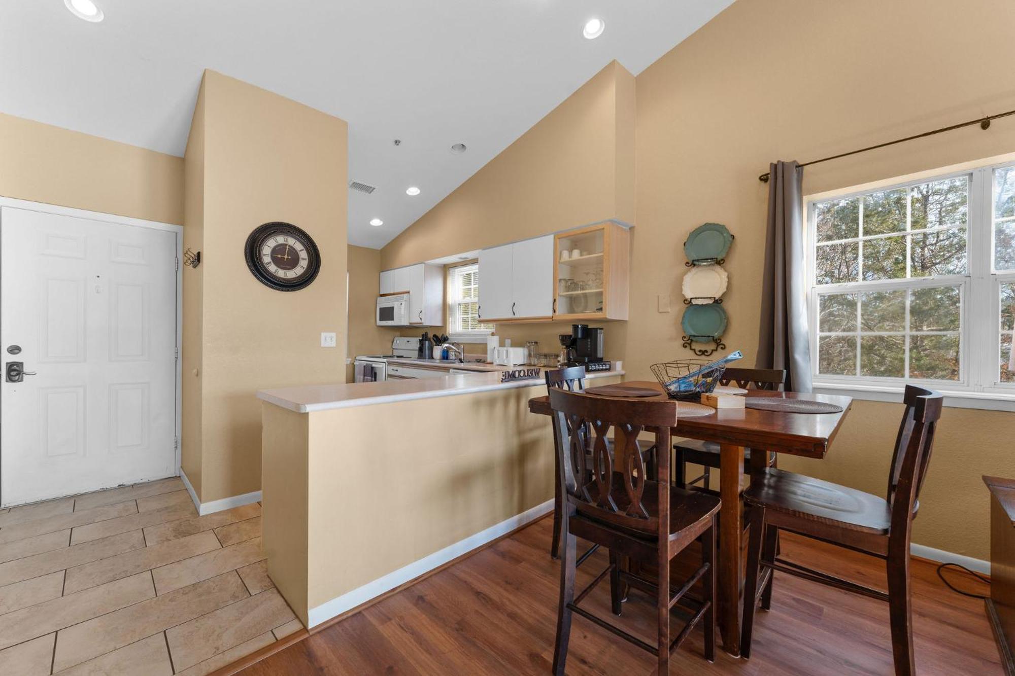 Cozy Top Floor 2Br Condo With View And Amenities!! Point Lookout Exterior photo